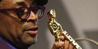 Spike Lee, com a estatueta por melhor roteiro adaptado 24/2/2019 REUTERS/Mario Anzuoni  Foto: Reuters