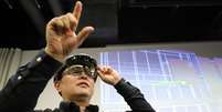 Funcionário usando os óculos HoloLens da Microsoft   Foto: Yoshio Tsunoda/AFLO/Reuters