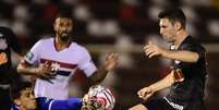 Boselli disputa bola com o goleiro do Botafogo-SP no lance do gol  Foto: Djalma Vassão / Gazeta Esportiva