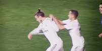 Bale não quis comemorar com Lucas Vázquez o gol da vitória do Real Madrid no último domingo (Foto: Reprodução)  Foto: Lance!