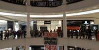 Manifestação dentro do Shopping Pátio Higienópolis  Foto: Marcelo Rocha/ Alma Preta/ Divulgação / Estadão