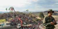 Manifestantes pr&oacute;-Maduro fazem ato na fronteira entre Brasil e Venezuela, na regi&atilde;o de Pacaraima, em Roraima, para hastear a nova bandeira venezuelana no mastro na divisa dos dois pa&iacute;ses  Foto: Daniel Teixeira / Estad&atilde;o