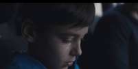 Cena do vídeo da campanha 'Boys Don't Cry', em que menino fica constrangido diante da valentia e masculinidade tóxica do pai.  Foto: Reprodução de cena de 'Boys Don't Cry' (2018)/ White Ribbon PSA / Estadão