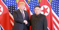 L&iacute;der da Coreia do Norte, Kim Jong Un, e presidente dos EUA, Donald Trump se cumprimentam durante c&uacute;pula em Han&oacute;i
27/02/2019
KCNA via REUTERS  Foto: Reuters