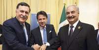 Fayez al Sarraj, Giuseppe Conte e Khalifa Haftar durante cúpula em Palermo, na Itália, em novembro de 2018  Foto: EPA / Ansa - Brasil
