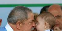 O ex-presidente Lula brinca com seu neto Arthur, durante a cerimônia de inauguração da UPA (Unidade de Pronto Atendimento) Alves Dias / Assunção em São Bernardo do Campo, em 2012  Foto: Hélvio Romero / Estadão