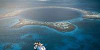 O Buraco Azul de Belize é o maior sumidouro do mundo - um grande buraco formado no desmoronamento do solo  Foto: Aquatica / BBC News Brasil