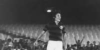 O jogador Zico, do Flamengo, comemora após marcar gol contra o Olaria, pelo Campeonato Carioca (Taça Guanabara), no estádio do Maracanã, em 1976  Foto: Estadão