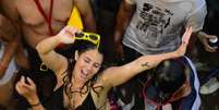 Foliã se divertindo em Carnaval com chuva na cidade de São Paulo  Foto: Futura Press