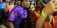 Simpático, Ronaldinho Gaúcho tirou fotos com fãs.  Foto: Wallace Barbosa / AgNews
