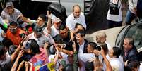 O presidente autoproclamado da Venezuela Juan Guaidó chega no país e é recebido por uma multidão  Foto: Manaure Quintero / Reuters
