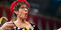 Annegret Kramp-Karrenbauer durante discurso carnavalesco  Foto: DW / Deutsche Welle