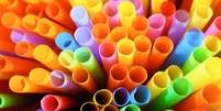 Plástico tem efeitos tóxicos para o meio ambiente  Foto: Jenjira Indon/Getty Images / BBC News Brasil