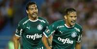 Gustavo Scarpa e Ricardo Goulart durante estreia do Palmeiras na Libertadores  Foto: Luisa Gonzalez / Reuters