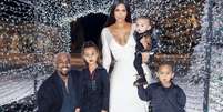 Kim Kardashian e Kanye West com os filhoa North, de cinco anos, Saint, de três anos, e Chigaco, de um ano.  Foto: Instagram/@kimkardashian / Estadão