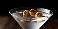 Dry martini: saiba mais sobre esse e outros drinks com gin  Foto: Shutterstock / TudoGostoso