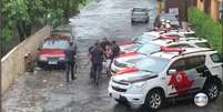 A gravação mostra cinco policiais segurando o homem e o colocando entre viaturas estacionadas  Foto: Reprodução/TV Globo / Estadão Conteúdo