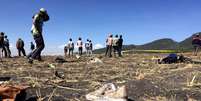 Pessoas caminham no local do acidente do avião Ethiopian Airlines ET 302, perto da cidade de Bishoftu, sudeste de Adis Abeba, Etiópia 10/03/2019 REUTERS/Tiksa Negeri   Foto: Reuters