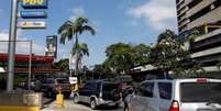 Motoristas formam filas para comprar combust&iacute;vel em Caracas, Venezuela 10/03/2019. REUTERS/Carlos Jasso  Foto: Reuters