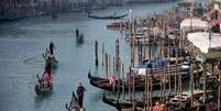 Gondoleiros em Veneza durante a temporada de Carnaval (17/03/2019)  Foto: Manuel Silvestri / Reuters