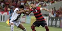 Éverton Ribeiro, do Flamengo, conduz a bola na partida contra o Vasco  Foto: Diego Maranhão/Am Press & Images / Gazeta Press