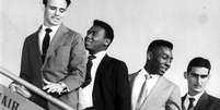 Pel&eacute; embarca para mais um jogo internacional da Sele&ccedil;&atilde;o Brasileira, junto com Pepe, Coutinho e J&uacute;lio Botelho (da esquerda para a direita).  Foto: Arquivo  / Estad&atilde;o