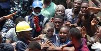 Homens carregam menino retirado de escombros de prédio que desmoronou em Lagos, na Nigéria
13/03/2019
REUTERS/Temilade Adelaja  Foto: Reuters
