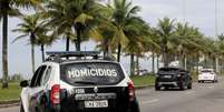 Carro da polícia deixa o condomínio de Ronnie Lessa, na Barra da Tijuca, no Rio de Janeiro  Foto: Sergio Moraes / Reuters