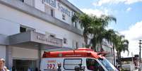 Ambulância leva ferido no massacre para hospital nas redondezas  Foto: Roberto Casimiro/Fotoarena / Estadão