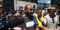 Rogério Reis, pai de uma das adolescentes que estudam na escola Raul Brasil, de Suzano  Foto: Caio Spechoto  / Redação Terra