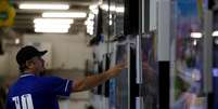 Consumidor consulta pre&ccedil;o de televisor em loja em S&atilde;o Paulo 
04/06/2018
 REUTERS/Leonardo Benassatto  Foto: Reuters