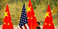 Bandeiras dos Estados Unidos e da China em Pequim
14/02/2019 Mark Schiefelbein/Pool via REUTERS  Foto: Reuters