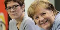 Annegret Kramp-Karrenbauer (e.) adotou curso de emancipação em relação a Merkel (d.)  Foto: DW / Deutsche Welle