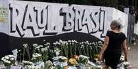 Homenagem às vítimas do ataque em frente ao portão da Escola Estadual Raul Brasil, na manhã desta quinta-feira, 14, em Suzano  Foto: Ananda Migliano / O Fotográfico / Estadão
