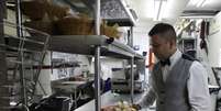 Garçom trabalha em restaurante no Rio de Janeiro 
22/10/2013
REUTERS/Sergio Moraes   Foto: Reuters