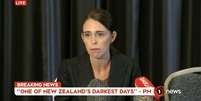Primeira-ministra da Nova Zelândia, Jacinda Ardern, fala com jornalistas após o massacre que matou 49 pessoas em Christchurch  Foto: Reuters / Reprodução