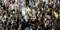 Simpatizantes do PT e da deputada eleita Janaina Paschoal batem boca no hall de entrada da Assembléia Legislativa de São Paulo na tarde desta sexta-feira (15). Nova legislatura toma posse e mesa diretora será eleita.  Foto: BRUNO ROCHA/FOTOARENA / Estadão