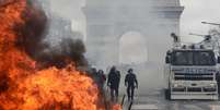 Manifestantes fizeram barricadas de fogo durante protestos na França  Foto: AFP / BBC News Brasil