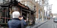 Homem tira foto de banca de jornal incendiada ap&oacute;s protesto dos "coletes amarelos" na avenida Champs &Eacute;lys&eacute;es em Paris, na Fran&ccedil;a
18/03/2019
REUTERS/Philippe Wojazer  Foto: Reuters