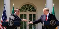 Presidente Jair Bolsonaro cumprimenta o presidente dos EUA, Donald Trump, durante encontro na Casa Branca
19/03/2019
REUTERS/Kevin Lamarque  Foto: Reuters