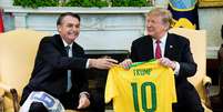 Bolsonaro entrega camisa da Seleção Brasileira ao presidente dos EUA,  Donald Trump  Foto: REUTERS/Kevin Lamarque / Reuters