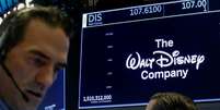 Operadores com ações da Disney  Foto: Brendan McDermid / Reuters