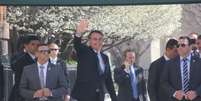 O presidente do Brasil, Jair Bolsonaro (PSL), acompanhado de assessores, &eacute; visto deixando a Blair House, em Washington, a caminho da Casa Branca, onde se re&uacute;ne com o Presidente dos Estados Unidos Donald Trump, nesta ter&ccedil;a-feira (19).  Foto: NIYI FOTE/THENEWS2/ / Estad&atilde;o