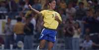 Ronaldinho Gaúcho comemora seu gol em partida contra os Estados Unidos, válido pela Copa das Confederações de 99.  Foto: Delfim Vieira / Estadão