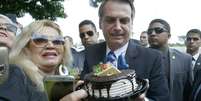 Bolsonaro recebeu bolo de simpatizantes  Foto: Dida Sampaio / Estadão