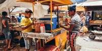 Carrinho de lanche no mercado de agricultores no nordeste do Brasil; com desemprego em alta e recuperação lenta, peso dos salários no rendimento das famílias caiu  Foto: iStock