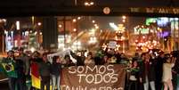 Manifestantes protestam durante greve dos caminhoneiros. 25/5/2018. The sign reads "We are all truckers". REUTERS/Diego Vara -   Foto: Reuters