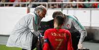 Cristiano Ronaldo sentiu les&atilde;o no duelo entre Portugal e S&eacute;rvia  Foto: Rafael Marchante / Reuters