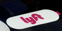 Logotipo da Lyft &eacute; visto em carro em Nova York. 4/3/2019. REUTERS/Mike Segar/File Photo   Foto: Reuters
