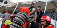 Salva-vidas da ONG Proactiva Open Arms da Espanha resgatam refugiados no Mar Mediterrâneo  Foto: Yannis Behrakis / Reuters